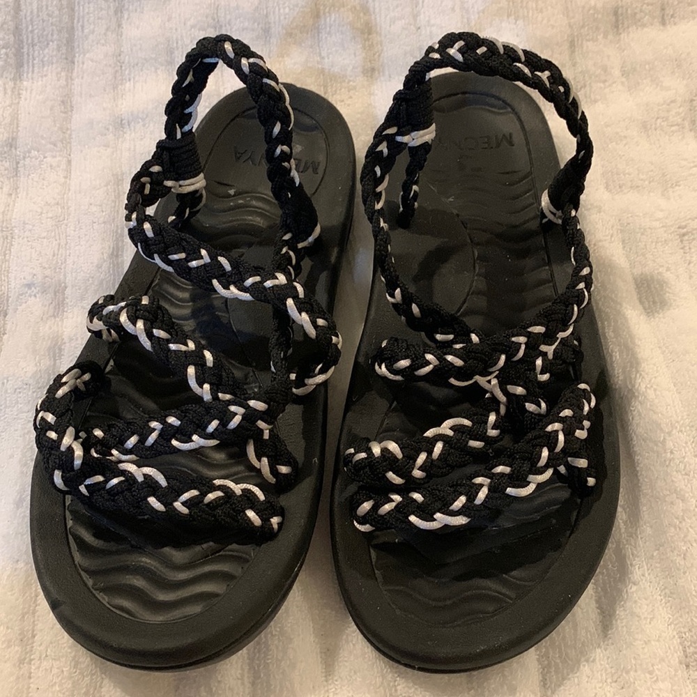 MEGNYA Womens Sandal. Comfort&Style W/Arch Support. Black&White. Size 39(8).